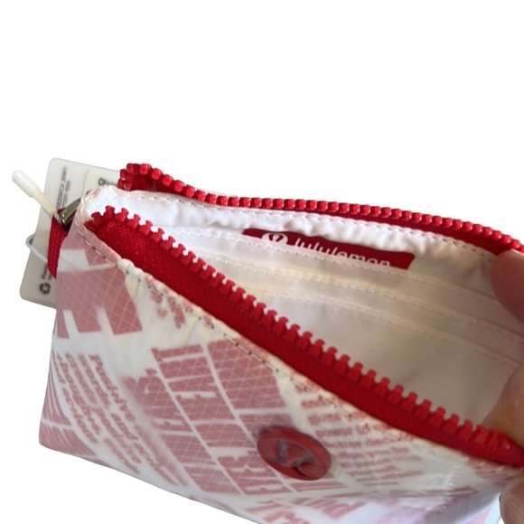 BNWT Lululemon Clippable Card Pouch Manifesto Print in White/Lulu Red - Picture 3 of 11